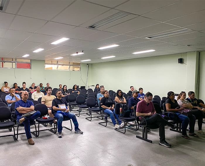 Imagem de uma sala de aula com os estudantes do programa autonomia e renda