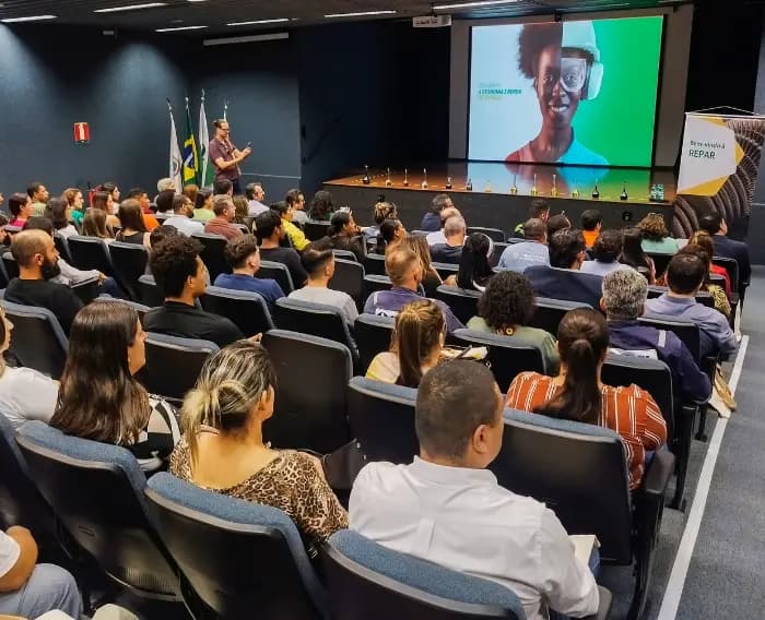 Imagem de um auditório com os estudantes do Programa Autonomia e Renda Petrobras