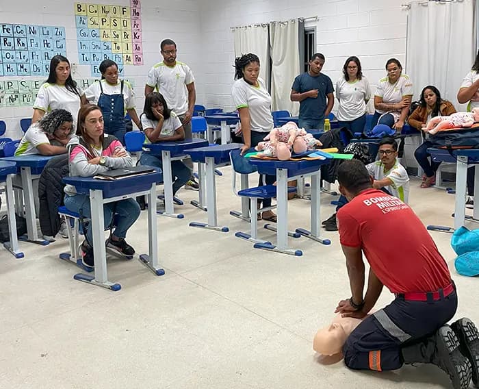 Imagem de um bombeiro dando aula de primeiros socorros para os alunos do programa